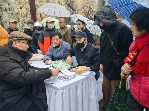 海通富配资 3·15这天，上海市民冒雨前往静安公园只为这件事！不少老人排队提意见！