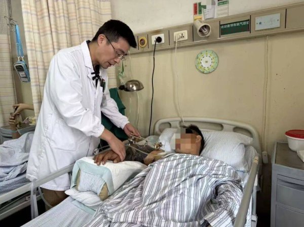 万通配资 男子坐车时一个动作，胳膊“断”成3截！仅几公分皮肤相连